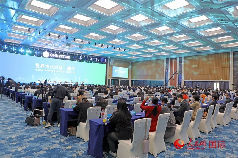 這是1月16日在南寧國(guó)際會(huì)展中心拍攝的“世界市長(zhǎng)對(duì)話·南寧”活動(dòng)現(xiàn)場(chǎng)。人民網(wǎng)記者 趙益普攝