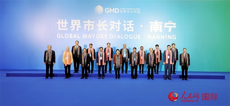 在南寧國(guó)際會(huì)展中心金桂花廳外，參加活動(dòng)的中國(guó)和東盟國(guó)家市長(zhǎng)合影留念。人民網(wǎng)記者 趙益普攝