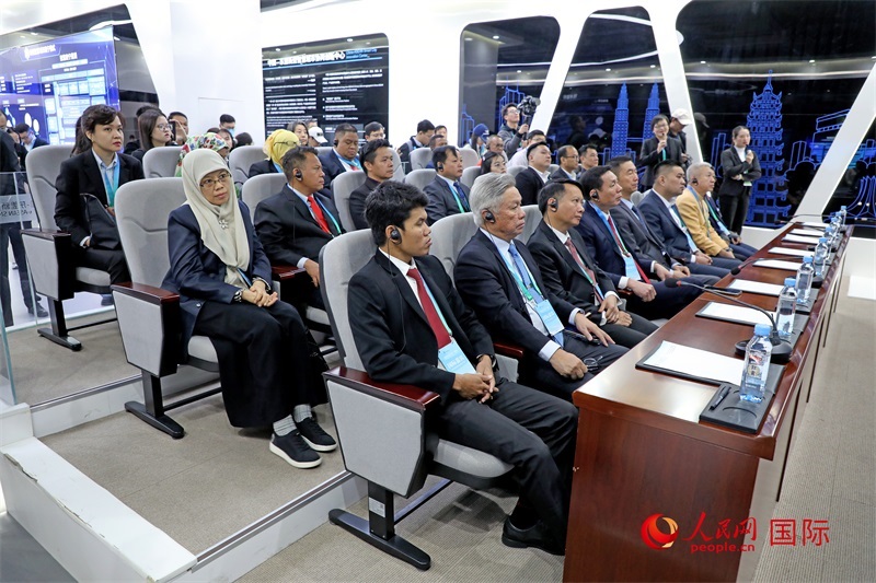 參加活動(dòng)的東盟國(guó)家市長(zhǎng)在中國(guó)—東盟新型智慧城市協(xié)同創(chuàng)新中心參觀調(diào)研。人民網(wǎng)記者 趙益普攝