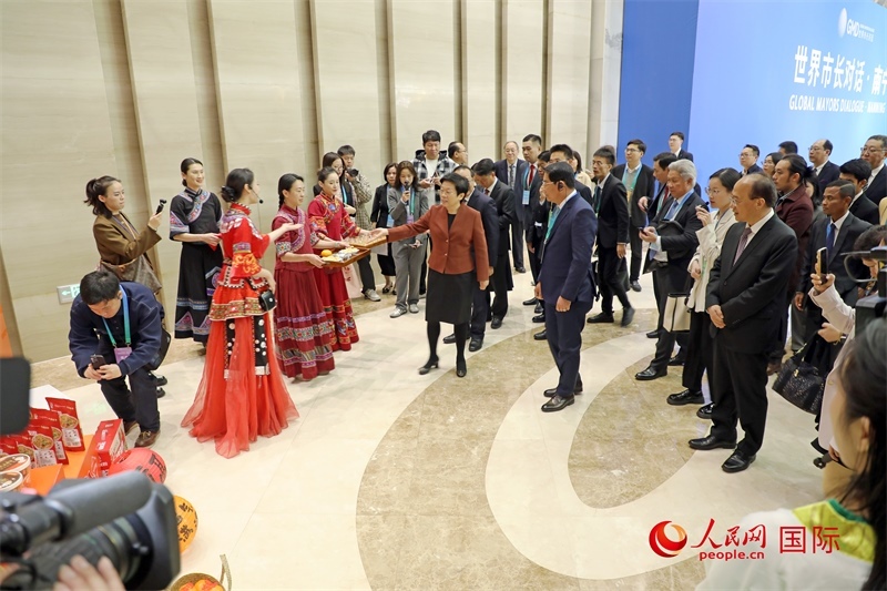 東盟國(guó)家市長(zhǎng)聽取南寧特色茉莉花茶的講解。人民網(wǎng)記者 趙益普攝