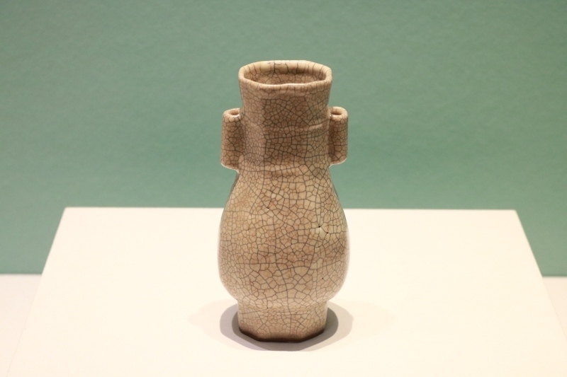 圖為故宮博物院藏宋代哥窯米黃釉貫耳瓶。