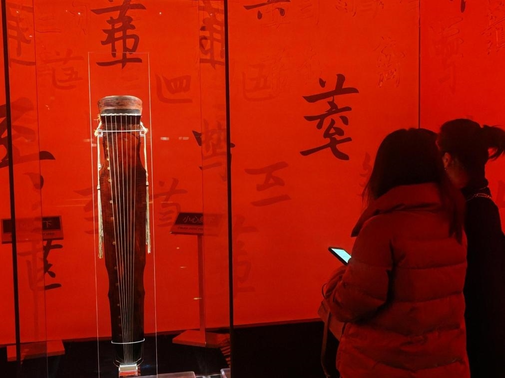 近日，在浙江省博物館之江館區(qū)，故宮博物館收藏的唐“大圣遺音”琴在“‘故宮·茶世界’觀茶——茶文化精品展”展出。新華社記者 馮源 攝