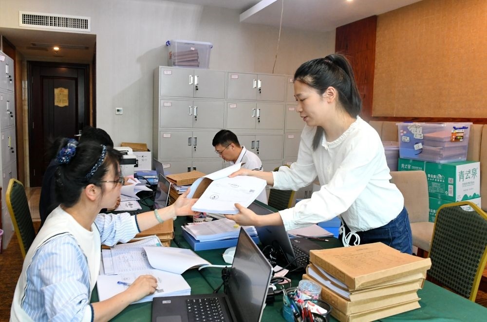 福州市委巡察機構(gòu)對全市法院系統(tǒng)開展提級聯(lián)動交叉巡察。在永泰縣駐地，巡察組工作人員查看財務(wù)憑證（2024年5月21日攝）。新華社記者 林善傳 攝