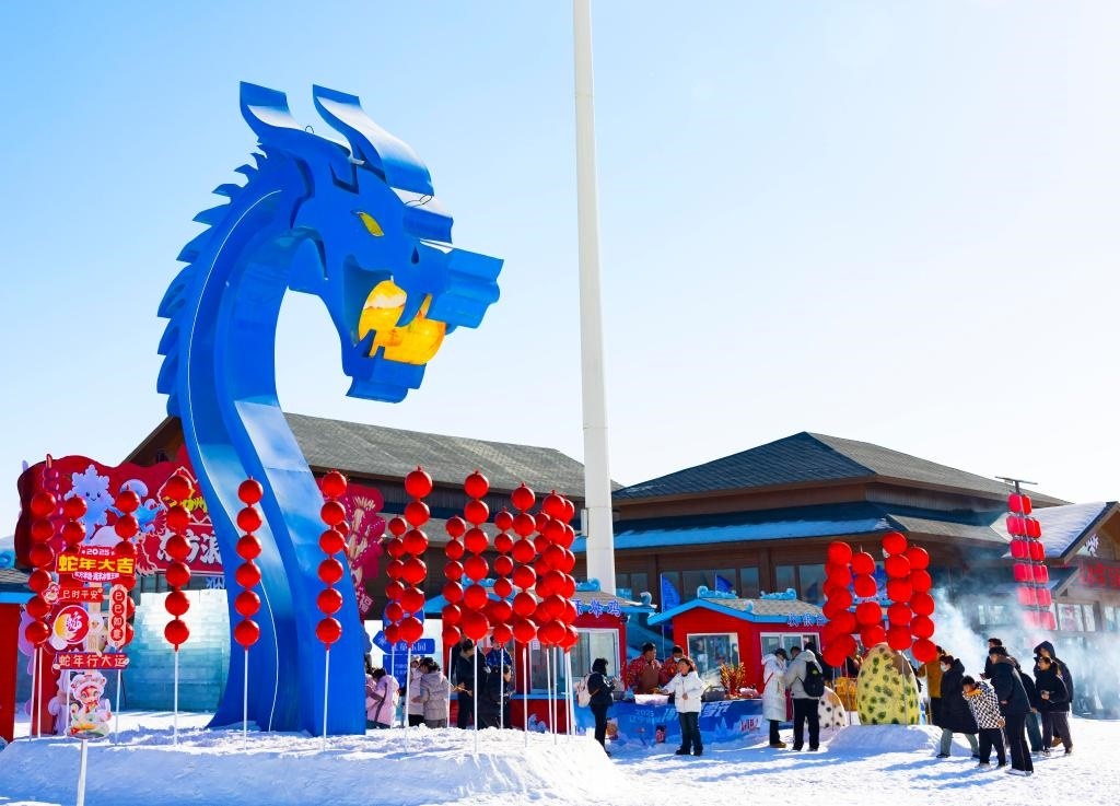 2025年1月，游客在遼寧錦州東方華地城海洋冰雪王國內(nèi)游覽。新華社發(fā)