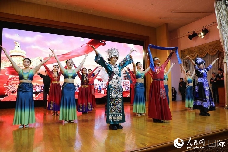 留俄學生進行民族舞表演。人民網(wǎng)記者 隋鑫攝