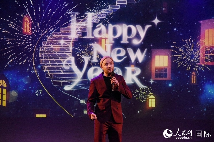 瑞典籍歌手天木演唱歌曲《Happy New Year》。人民網(wǎng)記者 殷淼攝