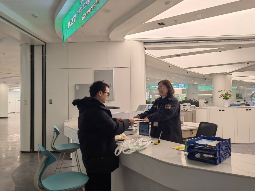 企業(yè)在出證窗口“一站式”領(lǐng)取變更后的營(yíng)業(yè)執(zhí)照。圖片來源：浙江衢州市市場(chǎng)監(jiān)督管理局