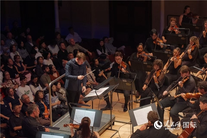 奧克蘭市政廳《空?！方豁懬莩霈F(xiàn)場。張波若攝