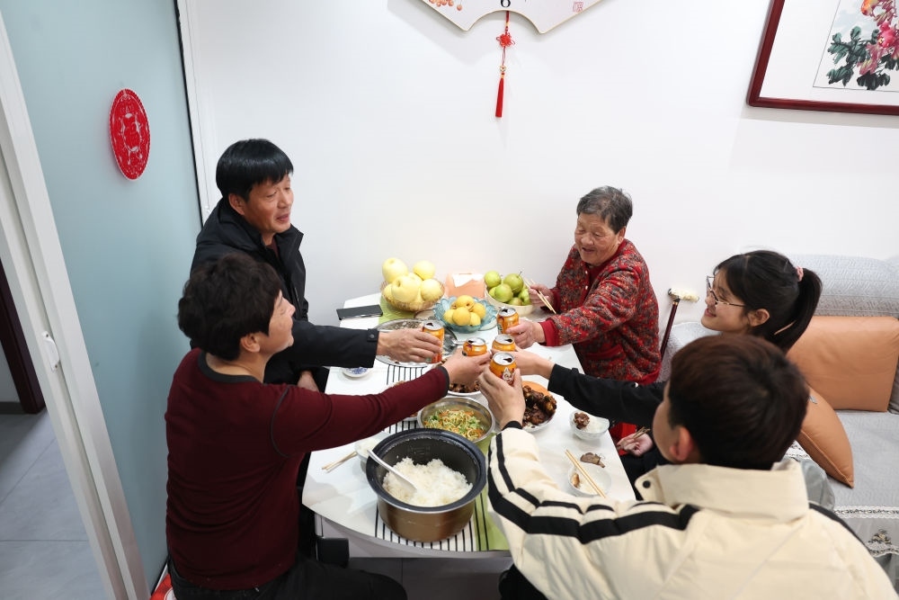 2025年1月22日，遼寧省葫蘆島市綏中縣祝家溝村村民朱西存一家在新房里。新華社記者姚劍鋒 攝