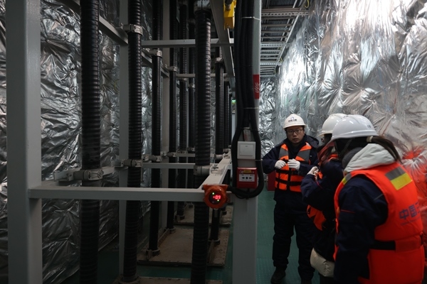 運維人員在風電場海上升壓站上進行巡視檢查。受訪者供圖