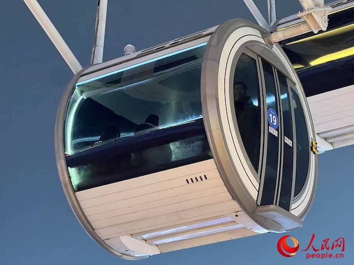 安裝了四要素微型氣象站的摩天輪轎廂。人民網(wǎng) 高清揚(yáng)攝