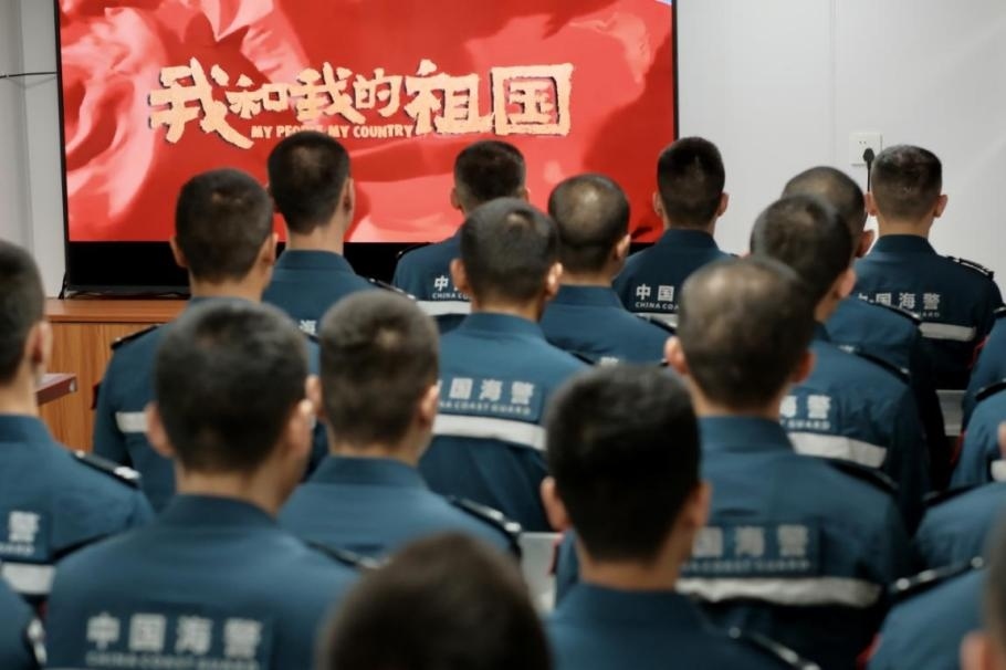 1月25日，中國海警海鷗艦組織艦上執(zhí)法員觀看紅色電影。