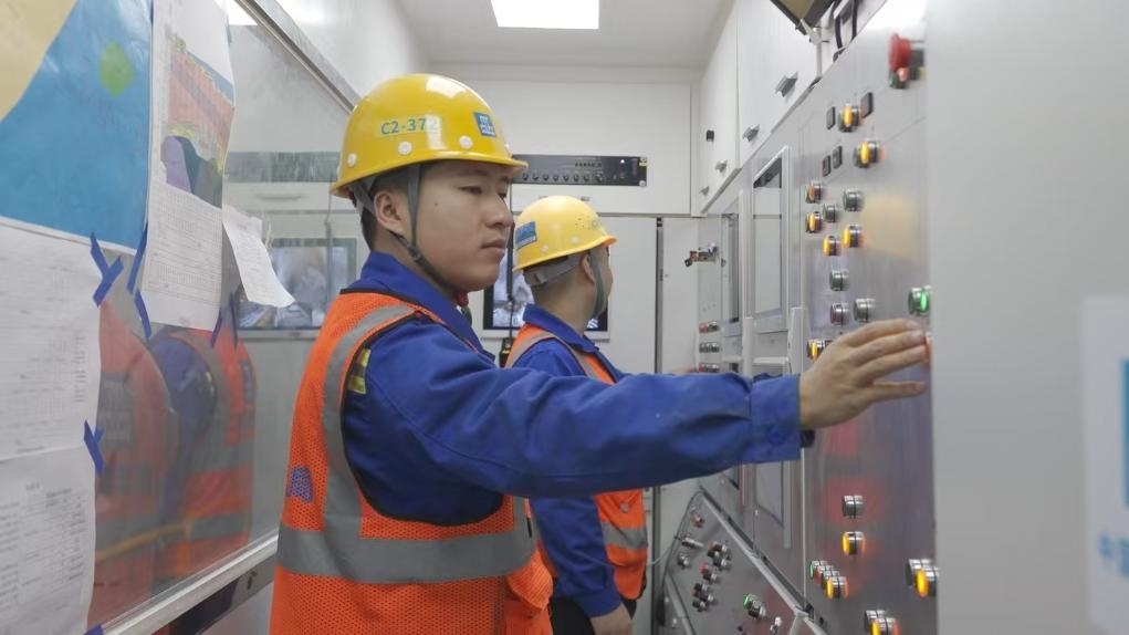 盾構(gòu)司機(jī)何曉波在駕駛室內(nèi)調(diào)試盾構(gòu)機(jī)參數(shù)。（劉芬攝）