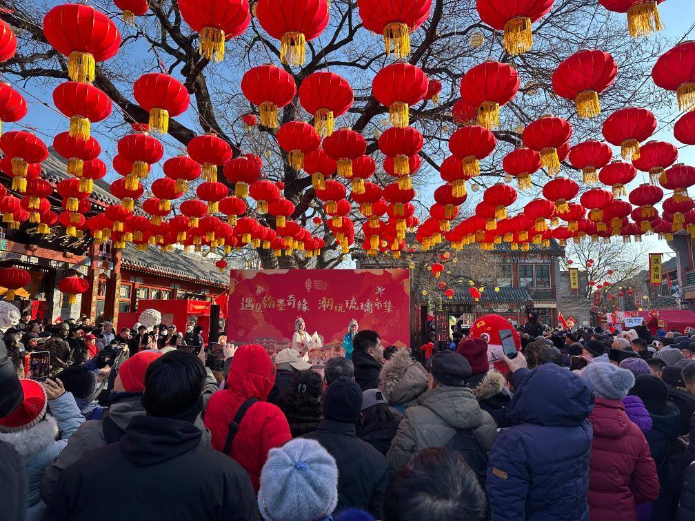 1月29日，市民游客在北京廠甸廟會(huì)感受濃濃年味。新華社記者 楊淑君 攝