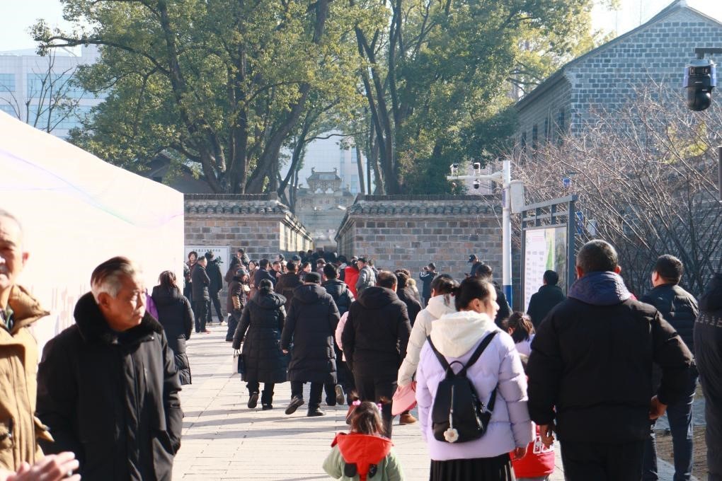 1月29日，游客在安徽省桐城市的六尺巷游覽。新華社記者 許諾 攝