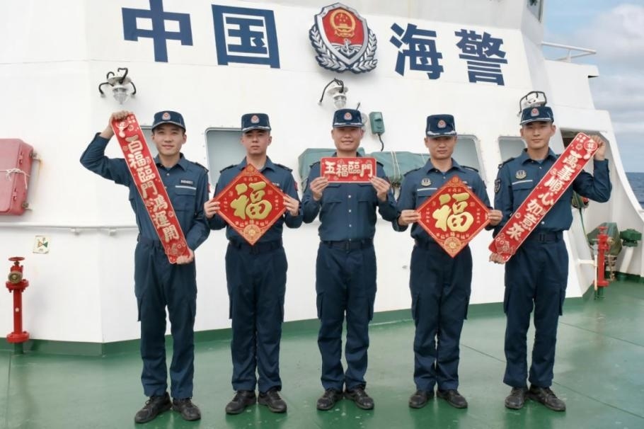 1月27日，中國海警海鷗艦執(zhí)法員們展示春聯(lián)福字，慶祝農(nóng)歷春節(jié)。