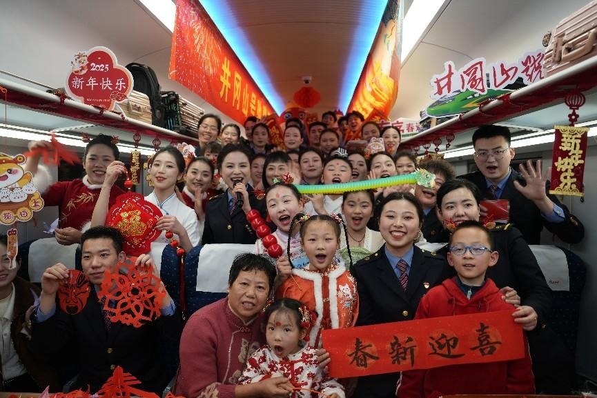 全體演職人員與旅客大合影。人民網(wǎng) 歐陽易佳攝