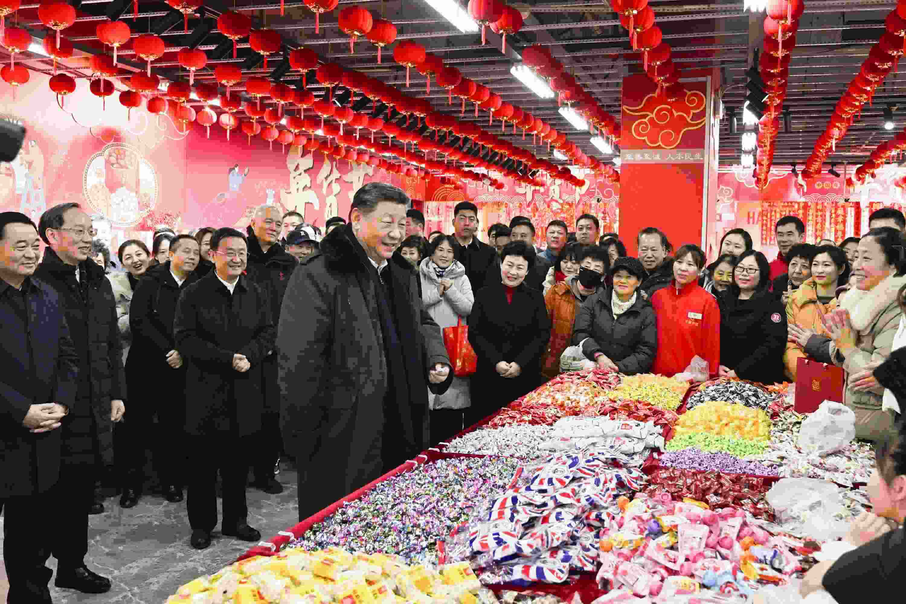 2025年1月23日，習(xí)近平總書記在遼寧沈陽(yáng)大東副食品商場(chǎng)考察時(shí)，同店主和顧客親切交流，向大家致以新春祝福。