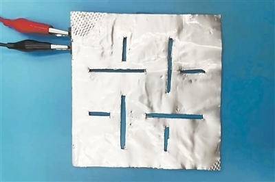 帶有矩形孔的袋式電池。圖片來源：英國《新科學家》雜志網站