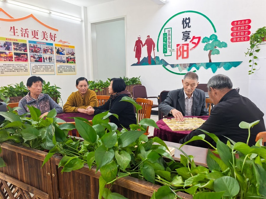 圖為湖北省咸寧市嘉魚縣潘家灣鎮(zhèn)四邑村養(yǎng)老服務(wù)驛站一角（2024年11月5日攝）。新華社記者 肖藝九 攝