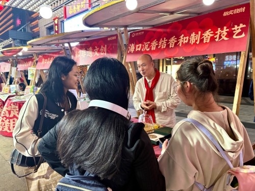 魏希望在非遺集市上介紹沉香。人民網(wǎng) 陳葉欣攝