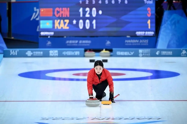 2月4日，中國隊選手韓雨在比賽中擲壺。新華社記者 江漢 攝