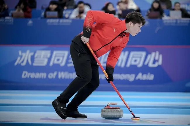 2月4日，中國隊選手王智宇在比賽中擦冰。新華社記者 江漢 攝