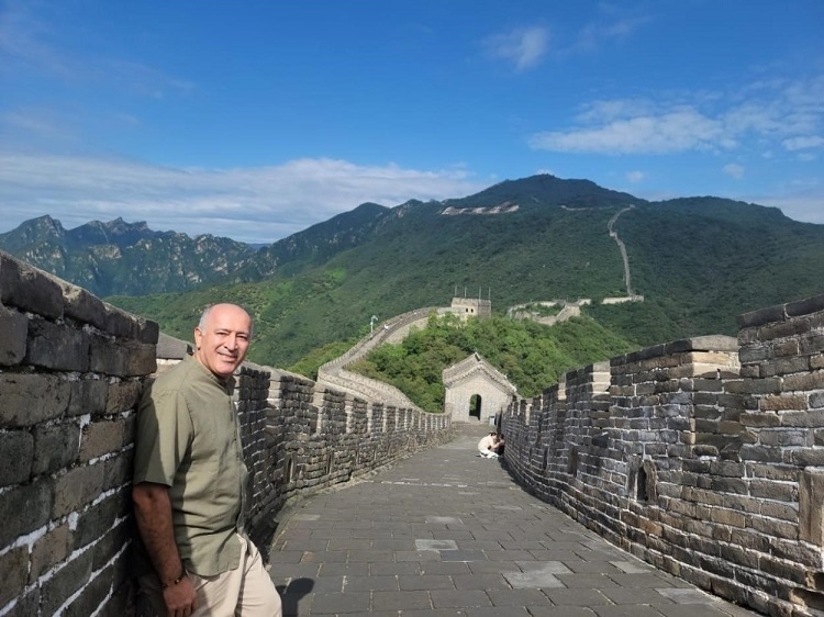 瓦里夫·庫(kù)邁哈在游覽長(zhǎng)城時(shí)留影。受訪者供圖