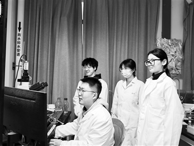 西安交通大學(xué)教授王昌河團隊在進行多巴胺分泌電化學(xué)檢測。受訪者供圖