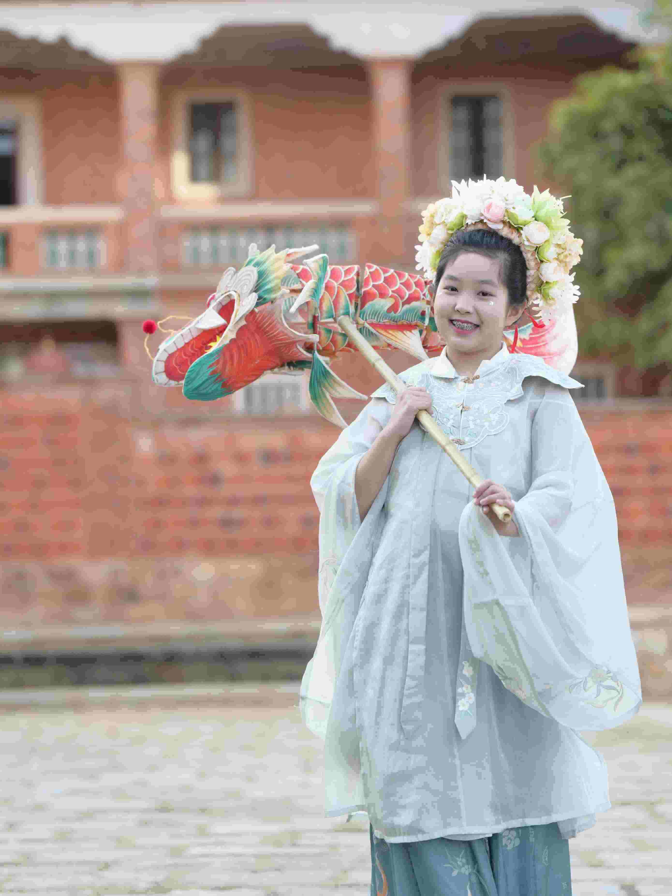 在泉州，沈女士為女兒拍下頭戴簪花的照片。受訪者供圖