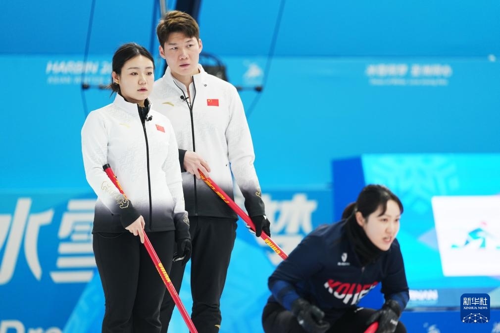 2月6日，中國隊選手王智宇（中）、韓雨（左）在比賽中。新華社記者 王松 攝