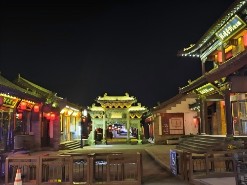 道歉公告發(fā)布后，凌晨5時的古城。人民網(wǎng)記者 黃鈺攝