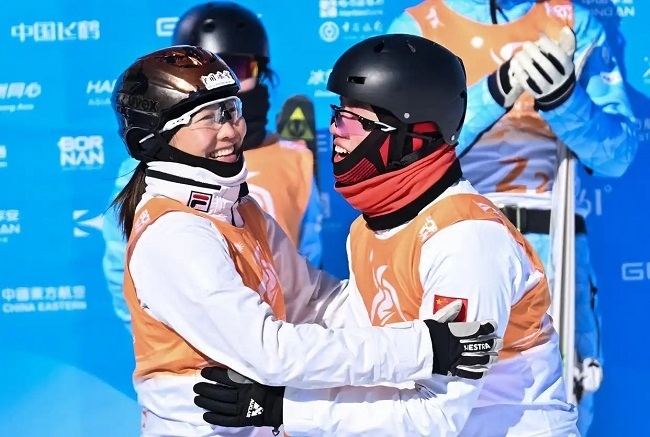 2月10日，中國隊(duì)選手李心鵬（前右）與徐夢桃慶祝。新華社記者 楊晨光攝