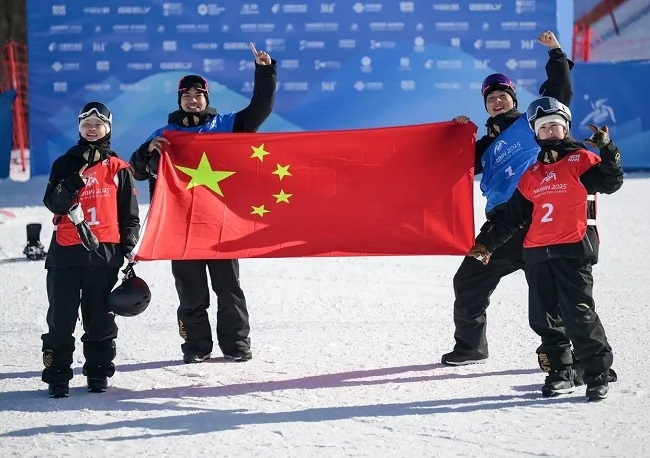 2月10日，中國(guó)隊(duì)選手張小楠、楊文龍、姜鑫杰與熊詩(shī)芮（從左至右）在比賽后慶祝。新華社記者 楊青攝