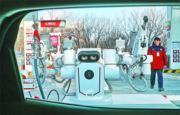 智能加油機(jī)器人在加能站工作。受訪者供圖