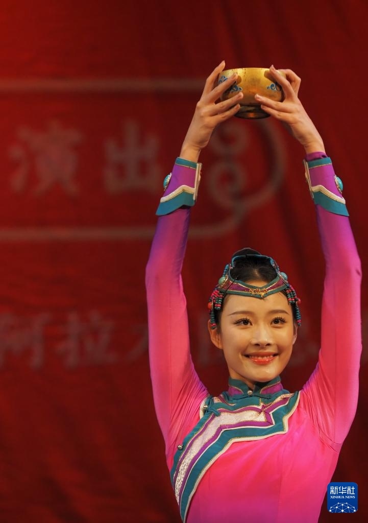 2月11日，在哈薩克斯坦阿拉木圖的阿拜國家歌劇和芭蕾舞劇院，中國演員表演舞蹈。新華社記者 趙宇 攝