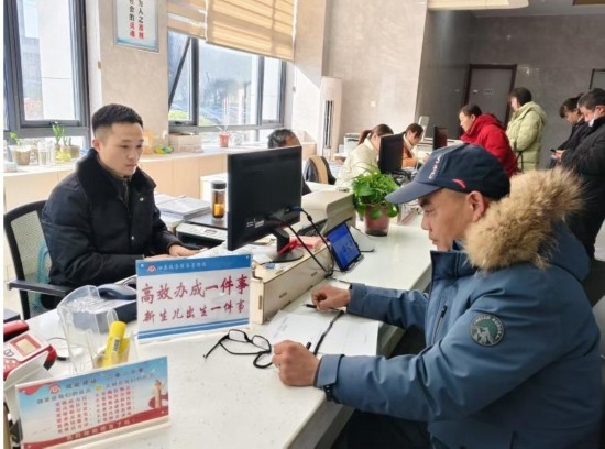 市民在 “高效辦成一件事” 窗口辦理業(yè)務(wù)。彭雪松攝