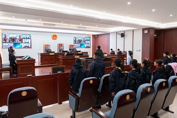 圖③：同學(xué)們開(kāi)展模擬法庭活動(dòng)。