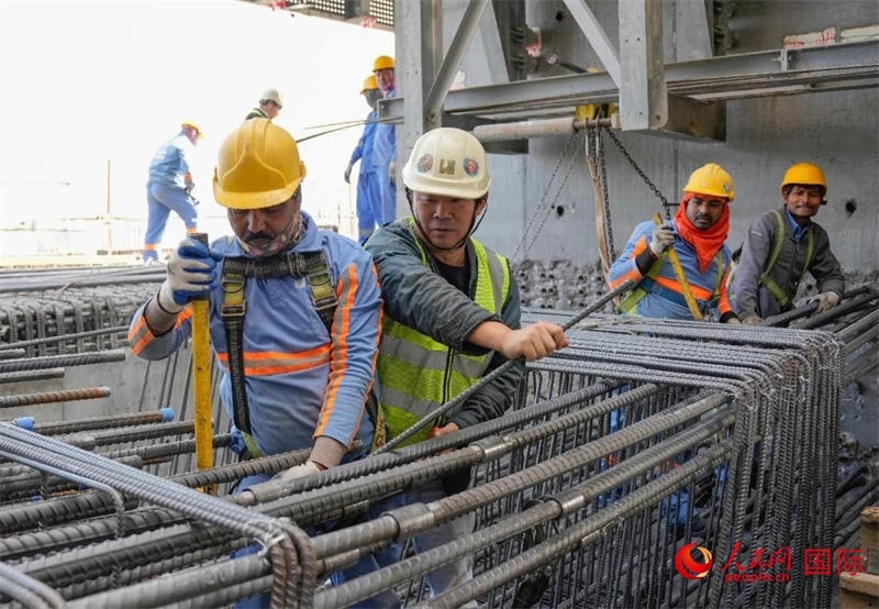 扎鋼筋。人民網(wǎng)塔里克·易卜拉欣攝
