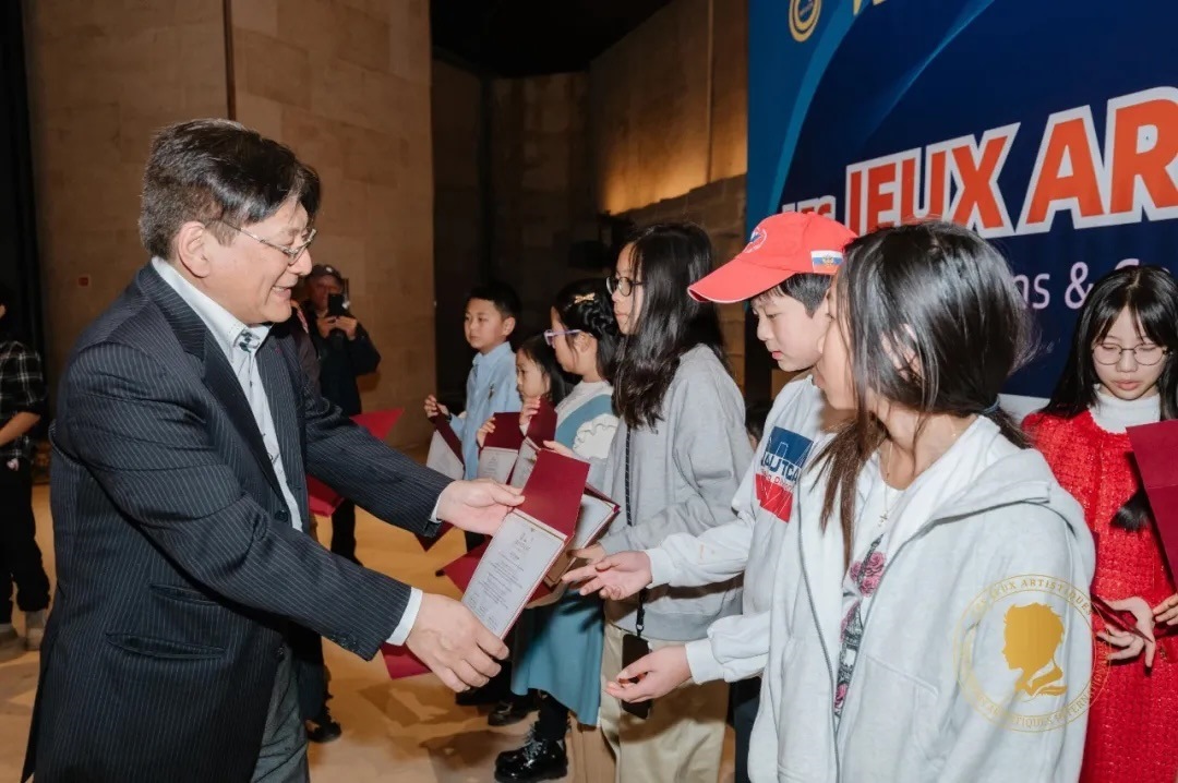 圖2：亞丁為獲獎兒童頒發(fā)證書。法中交流促進會供圖