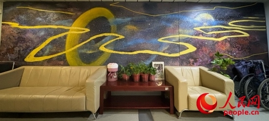 清華長庚醫(yī)院掛著一幅名為“生命長河”的畫，家屬將離世親人的名字寫在上面。人民網(wǎng) 陳葉欣攝