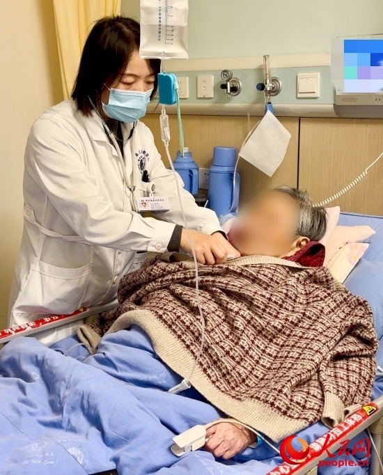 廖澤燕為張婆婆聽診。人民網(wǎng)記者 金慧慧攝