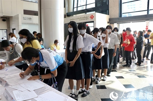 獻(xiàn)血者排隊填寫報名表。朱瀟逸攝