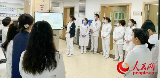 華西第四醫(yī)院姑息醫(yī)學(xué)科交班會上，護(hù)士介紹患者情況。人民網(wǎng)記者 金慧慧攝