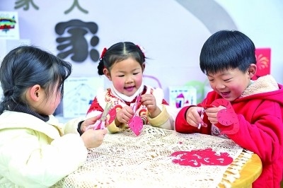 圖為孩子們在老師指導下制作蛇年主題剪紙。 新華社記者 徐昱攝