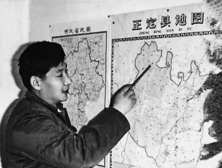 習(xí)近平在辦公室地圖前謀劃正定的發(fā)展。（圖源：《讓群眾過上好日子——習(xí)近平正定足跡》）