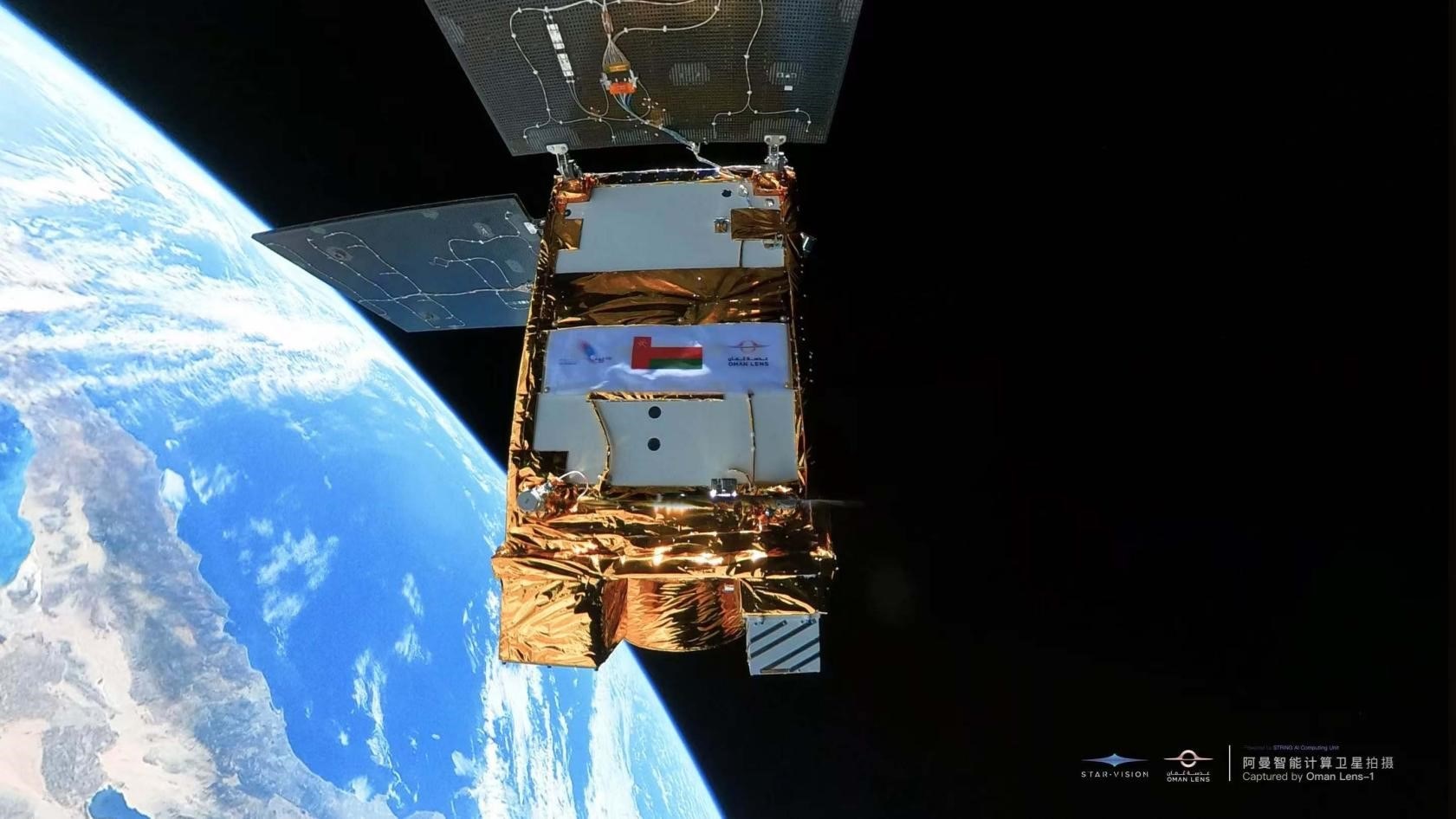 阿曼智能遙感衛(wèi)星一號(hào)近日在太空中自拍。阿曼蘭斯航天公司供圖