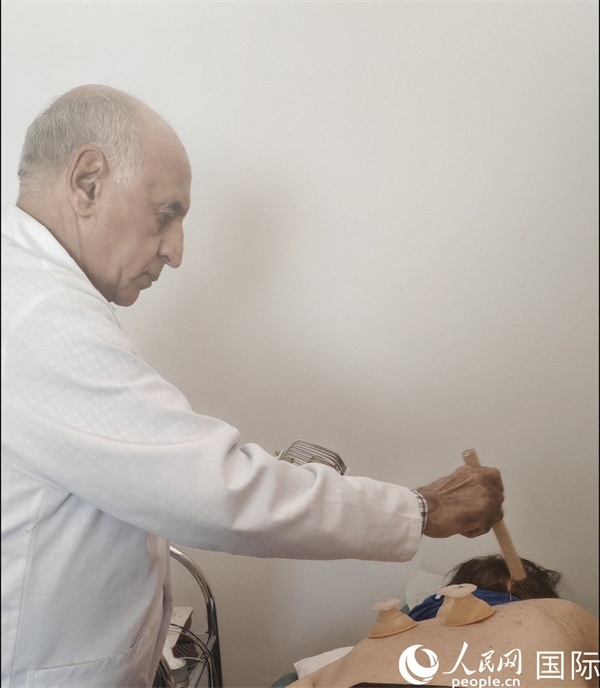 哈利勒正在治療病人。人民網(wǎng)記者 黃培昭攝
