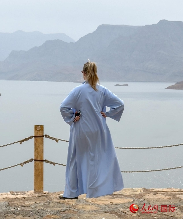 圖為一名游客正在俯瞰阿拉伯灣。人民網(wǎng) 塔里克·易卜拉欣攝