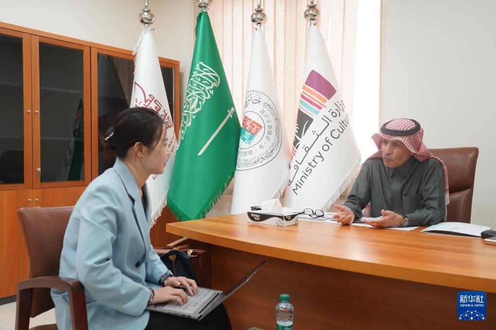 2月19日，“穆罕默德·本·薩勒曼王子沙特-中國(guó)文化合作獎(jiǎng)”（簡(jiǎn)稱“穆罕默德·本·薩勒曼王子獎(jiǎng)”）秘書長(zhǎng)阿卜杜勒·穆赫辛·阿基利（右）在沙特首都利雅得接受新華社記者專訪。新華社記者 尹炣 攝